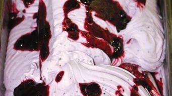 Curva Fiesole in pista al Mugello, il gelato viola su due ruote