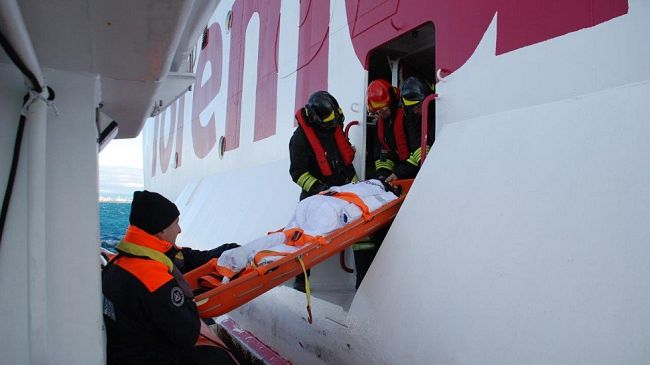 Incendio a bordo e sbarco feriti: esercitazione a Livorno