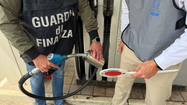 Troppa acqua nel gasolio, sequestrati 23 milioni di litri