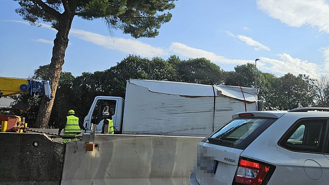 Incidente in autostrada, traffico bloccato in A11