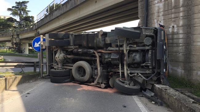 Si ribalta camion sulla rampa di accesso al viadotto dell’Indiano
