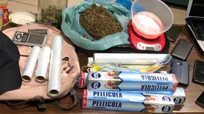 Droga nascosta nel bagno: arrestati due nigeriani