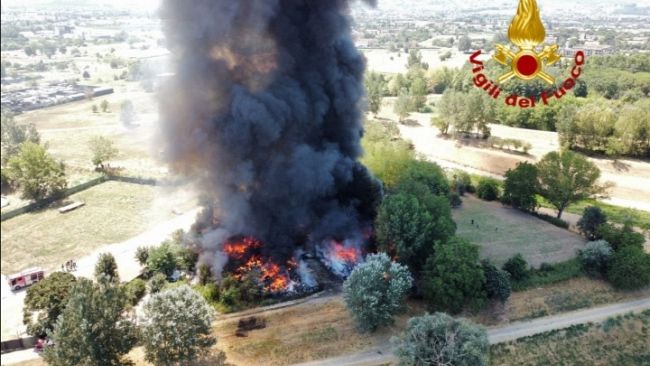 Incendio a Firenze, alta colonna di fumo sopra la città