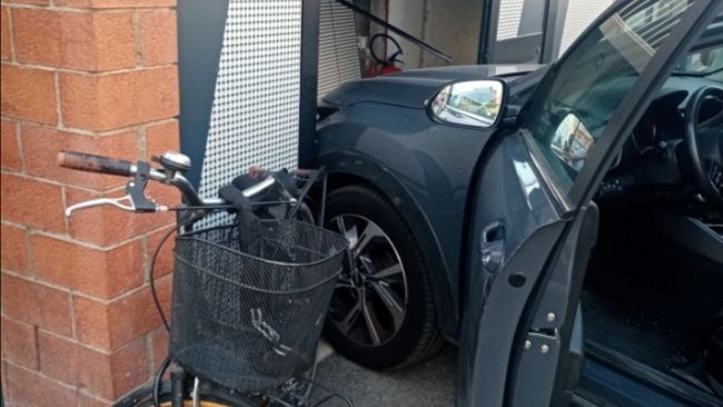 Scandicci, finisce con la macchina contro la Snai