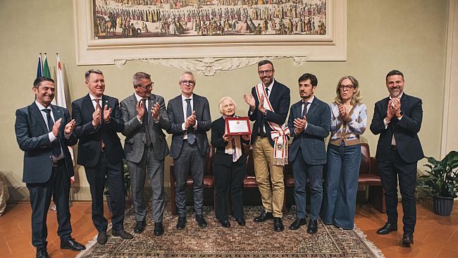 La targa del Consiglio regionale ad Andreina Mancini