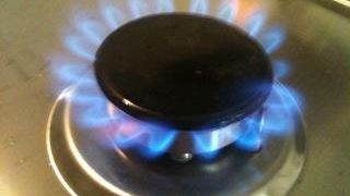 Vestiti da tecnici del gas raggirano 3 anziane