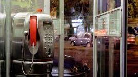 Forza auto in sosta con una canna di bambù