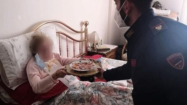 Poliziotti fanno da mangiare a una nonna rimasta sola
