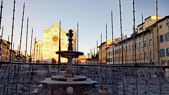 Calcio Storico: allestimento del campo in piazza Santa Croce