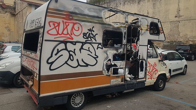 Quel camper abbandonato e bruciato nel parcheggio pubblico