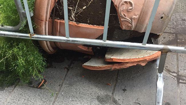 In un anno 14 fioriere spaccate in via Tornabuoni, il Comune corre ai ripari