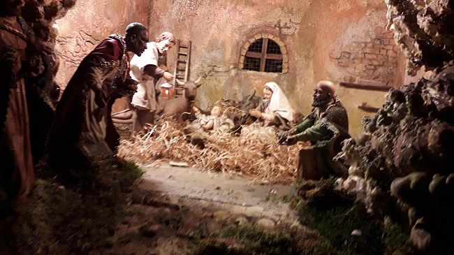 Lungo un binario tutta la bellezza di un presepe da sogno