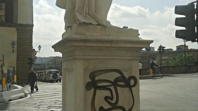 Scritte su monumenti fiorentini, residenti del centro storico abituati
