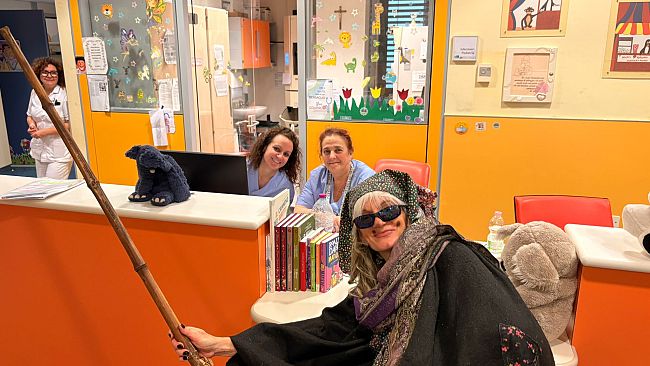 La Befana porta doni e sorrisi ai bambini del reparto di Pediatria