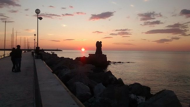 Viareggio, peschereccio finito sugli scogli