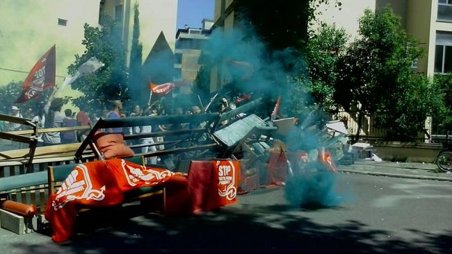 Emergenza Casa, a Firenze occupanti alzano le barricate