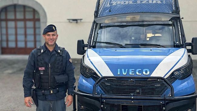 Poliziotto libero dal servizio salva 77enne colto da malore
