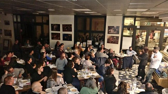 Si può mangiare solo dove i tavoli sono esposti all'aria aperta