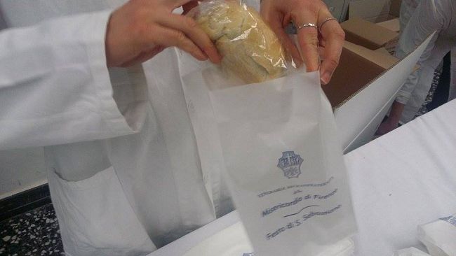 San Sebastiano: la Misericordia di Firenze distribuisce i panelli benedetti