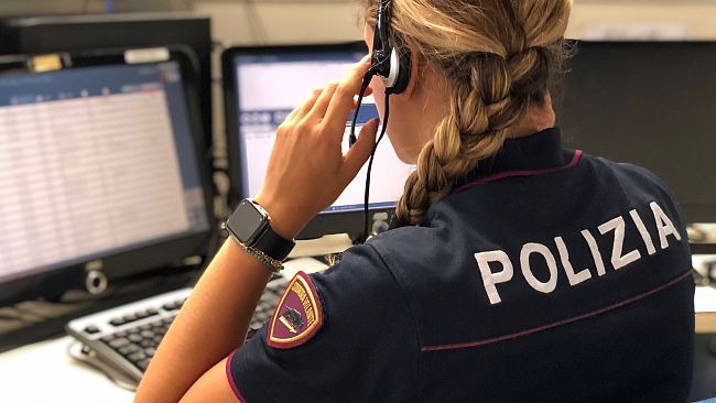 Sottrae la borsa a un’anziana signora, arrestata