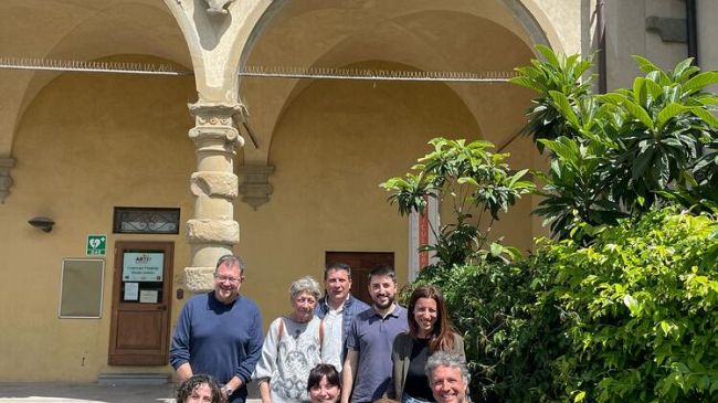 Lo striscione “R1PUD1A” sulla facciata di Villa Vogel