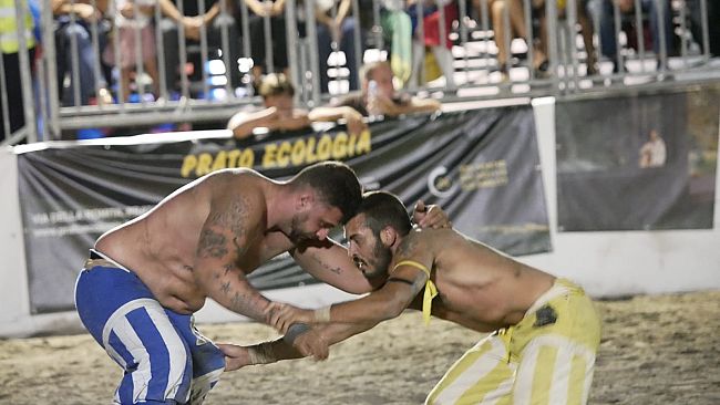 palla-grossa-prato-i-gialli-superano-gli-azzurri
