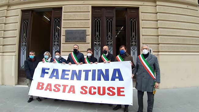 Disservizi treni Faentina, la protesta dei sindaci