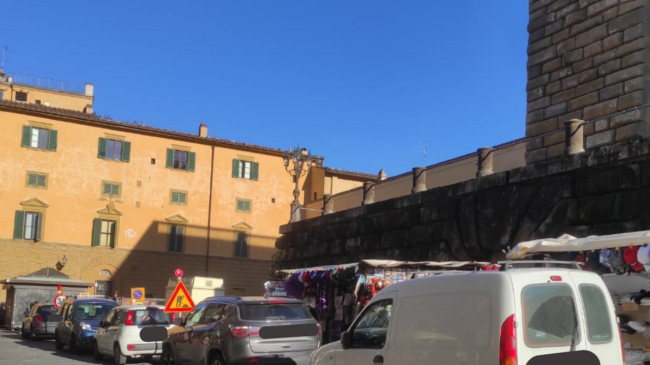'Piazza Pitti è diventata un parcheggio?'