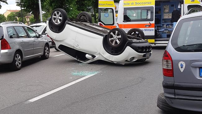 Urta un’auto e si ribalta con la sua vettura