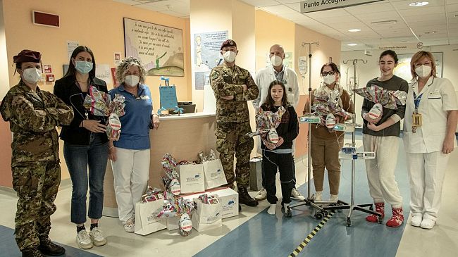 I Paracadutisti donano uova di cioccolata ai piccoli ricoverati
