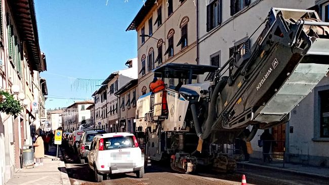 Code infinite, mattinata caos al Galluzzo per un'asfaltatura