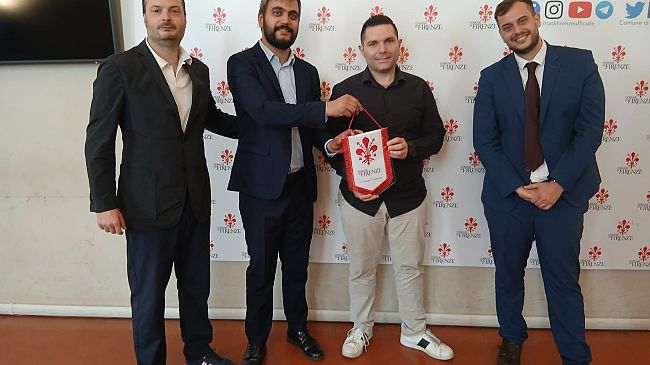 Gagliardetto a Roberto Del Vecchio, il tassista che sventò uno scippo