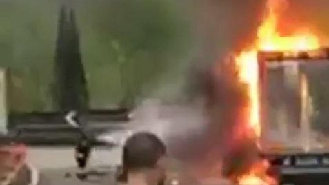 Mezzo pesante in fiamme in A1