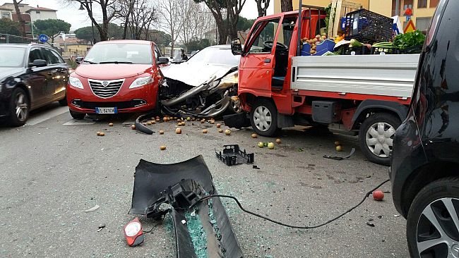 Schianto su viale Redi, traffico in tilt per incidente