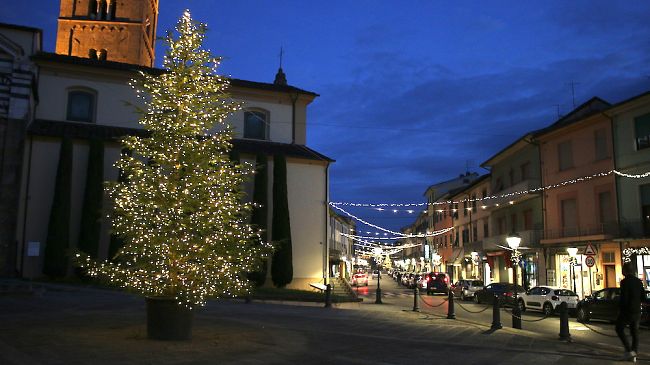 Si accendono le luci di Natale sulla Toscana