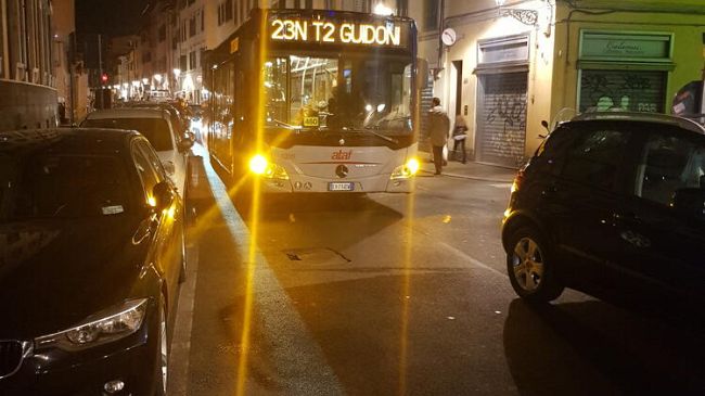 Sosta selvaggia, bus 23 bloccato 40 minuti in via dell'Agnolo
