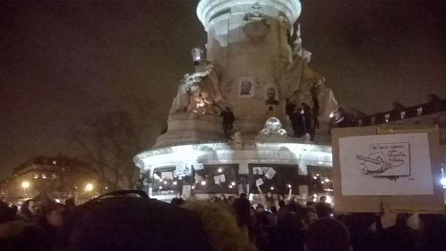 Attentato a Parigi, la Francia scende in piazza