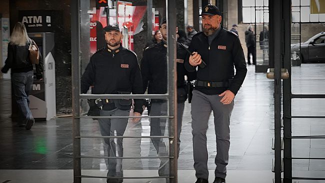Calci e pugni contro il vigilantes in stazione