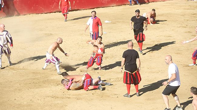 Calcio Storico 2019 ai Rossi, trionfo per 8 a 2 sui Bianchi