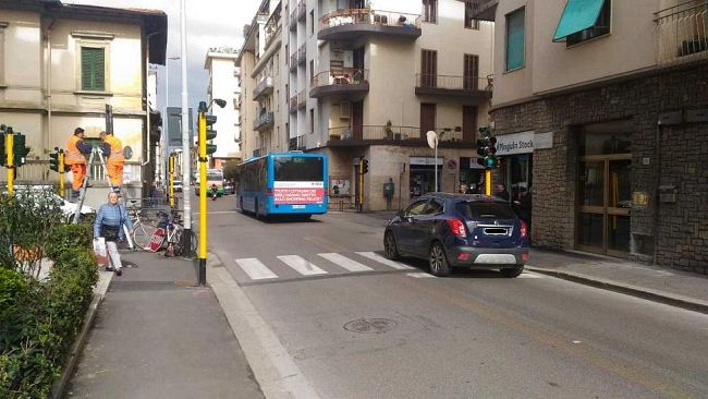 Importuna i clienti di un ristorante, danneggia un condominio ed aggredisce i carabinieri