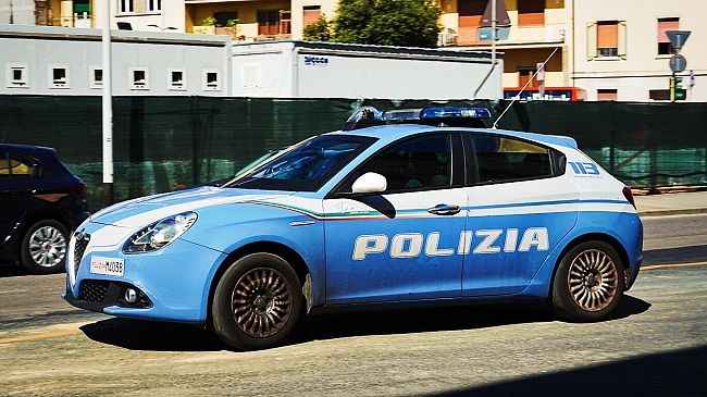 Clochard ruba cibo, i poliziotti lo denunciano poi gli fanno la spesa