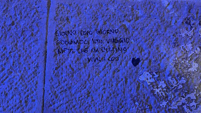 Bravata di due 18enni, scrivono sulla pietra dei Georgofili