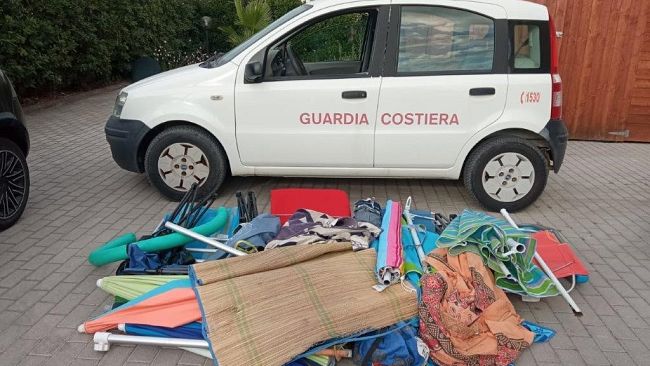 Spiaggia libera occupata a Cecina: sequestrati ombrelloni e sdraio