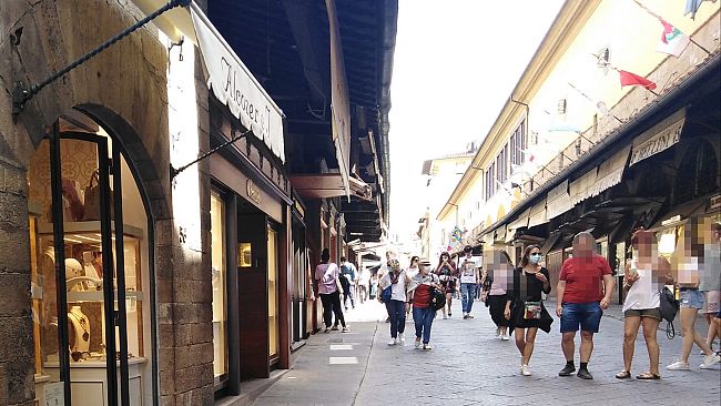 Venditori abusivi di poster multati: sanzione di 5mila euro