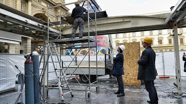 Giubbe Rosse, via il dehor: tavoli e sedie tornano a terra