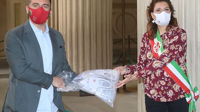 Mascherine con il giglio donate ai vigili di Firenze