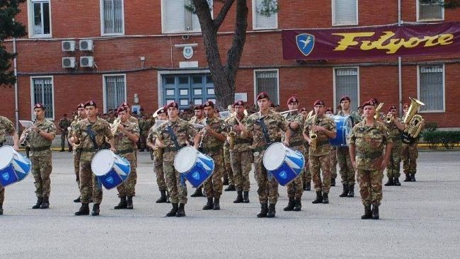 2 giugno: a Firenze Santa Maria Novella la banda della Brigata Folgore