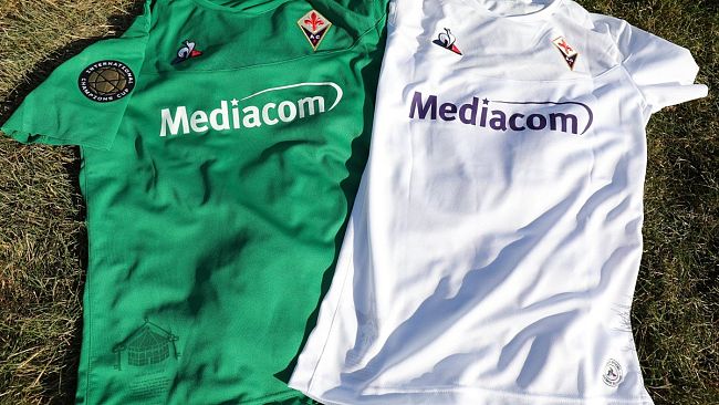 Le maglie contro il Chivas: giocatori in bianco e portiere in verde