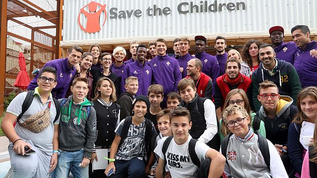 Expo 2015: una delegazione di calciatori dell’ACF Fiorentina visita il Villaggio di Save the Children