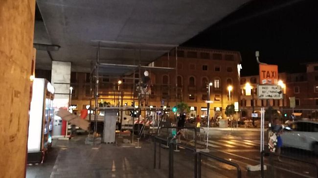 Crollo dell'intonaco della pensilina alla stazione: non è l'unico pezzo di Firenze che si stacca